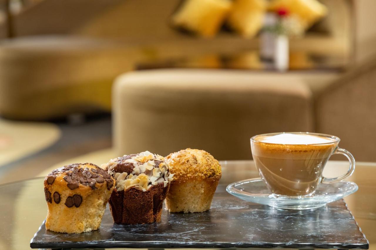 Millennium Makkah Al Naseem Mekka Exterior foto Coffee and three different types of muffins